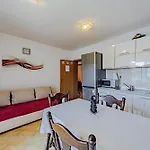 Zaklopatica 12452b Daire Lastovo